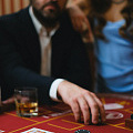 К чему приводит излишняя самоуверенность в покере?